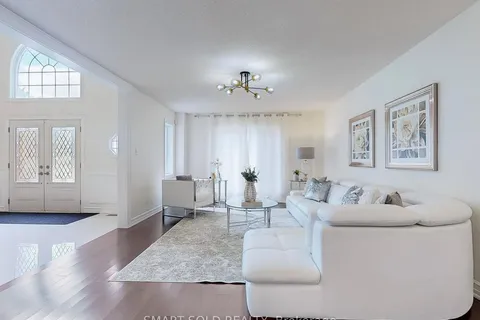 805 Lockwood Circ, Newmarket, ON L3X 1K8