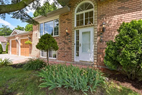 81 Moore Ave, Adjala-Tosorontio, ON L0M 1J0