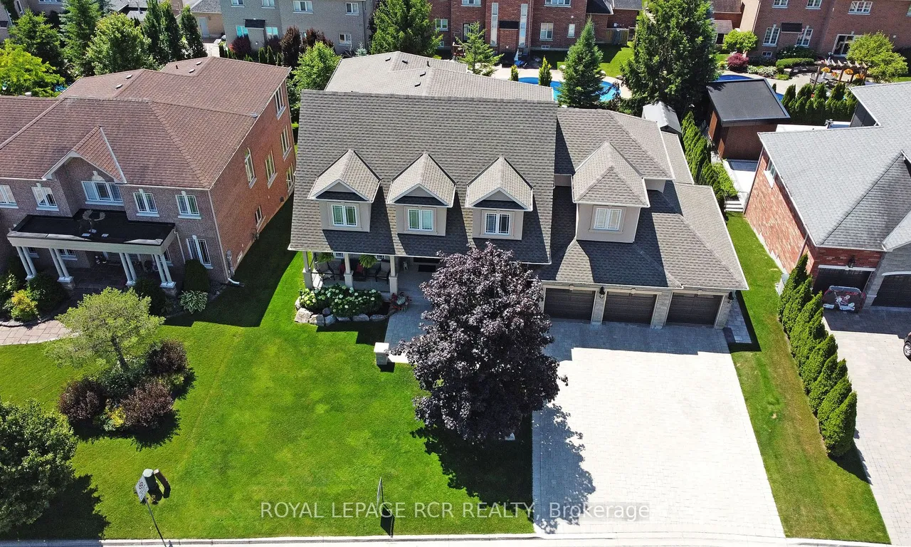 100 Woodland Hills Blvd, Aurora, ON L4G 7T5