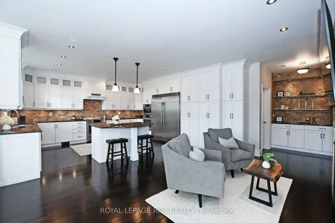 100 Woodland Hills Blvd, Aurora, ON L4G 7T5