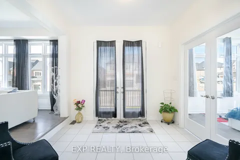 189 Thompson Dr, East Gwillimbury, ON L9N 1E2