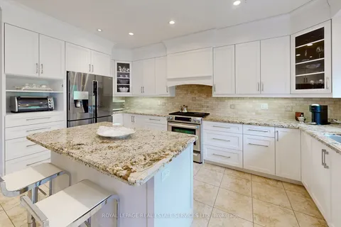 64 Woodland Hills Blvd, Aurora, ON L4G 7T5