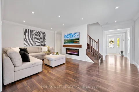 112 Rutherford Rd, Bradford West Gwillimbury, ON L3Z 0P6