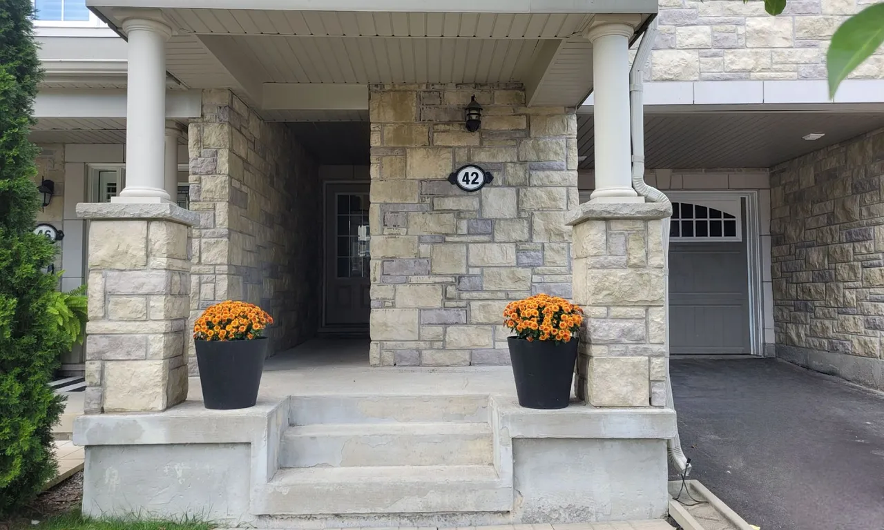 42 Stocks Lane, Aurora, ON L4G 0Y3