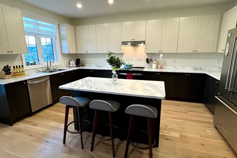 24 Upbound Crt, East Gwillimbury, ON L9N 0E5