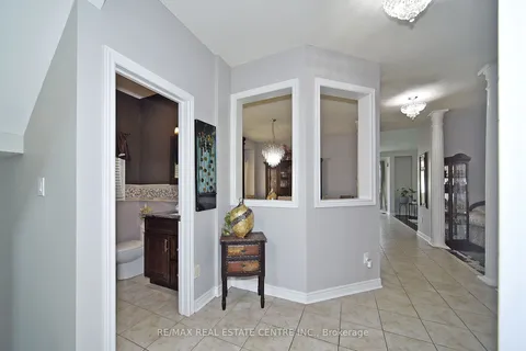 384 Highglen Ave, Markham, ON L3S 4J3