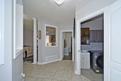384 Highglen Ave, Markham, ON L3S 4J3