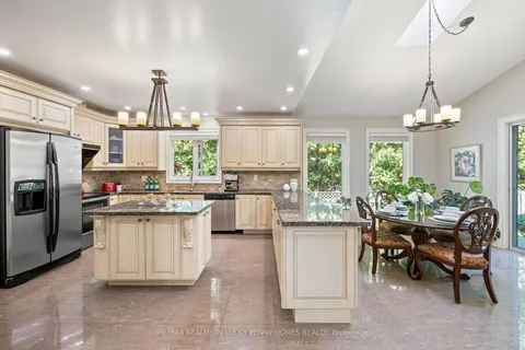 8 Calderbridge Cres, Markham, ON L3R 9M8