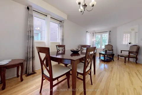 379 Pinnacle Tr, Aurora, ON L4G 7G3