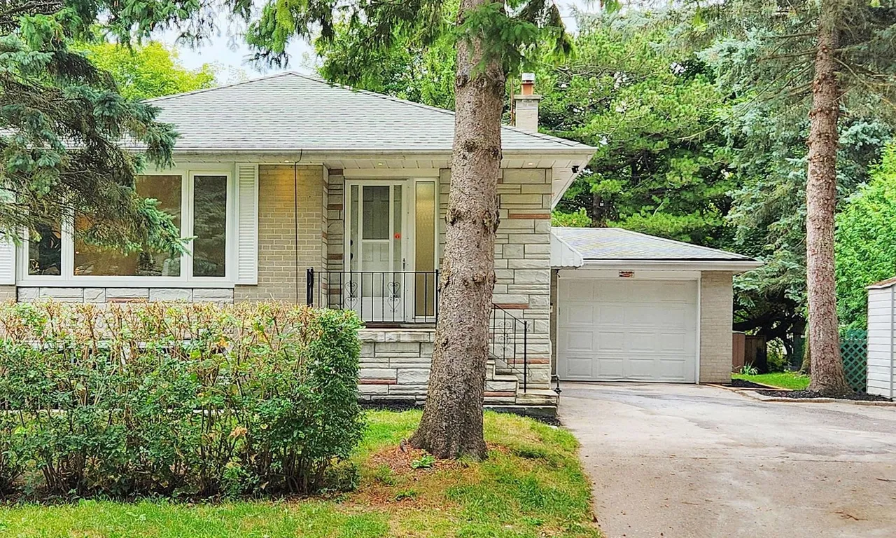 26 Algonquin Cres, Aurora, ON L4G 3E5