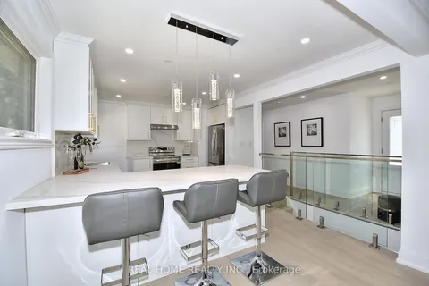 51 Gladman Ave, Newmarket, ON L3Y 1W4