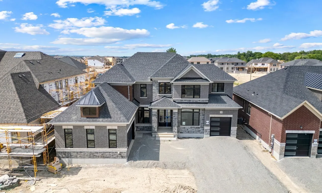 10 Magnolia Ave, Adjala-Tosorontio, ON L0G 1W0