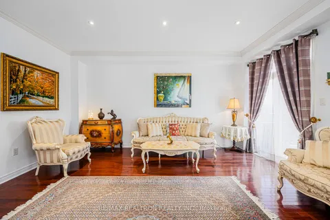 8 Townwood Dr, Richmond Hill, ON L4E 4Y3