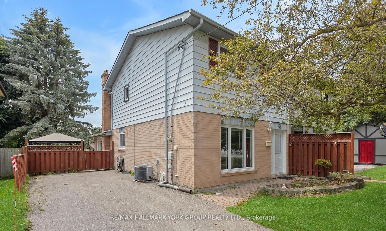 158 Meadowbank Rd, Newmarket, ON L3Y 4Y2
