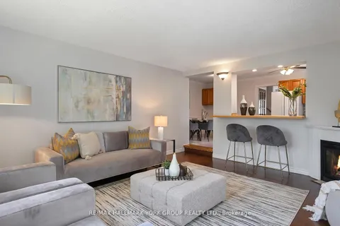 158 Meadowbank Rd, Newmarket, ON L3Y 4Y2