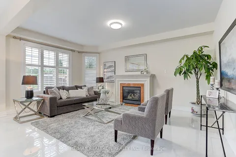 32 Dimarino Dr, Vaughan, ON L6A 0E8