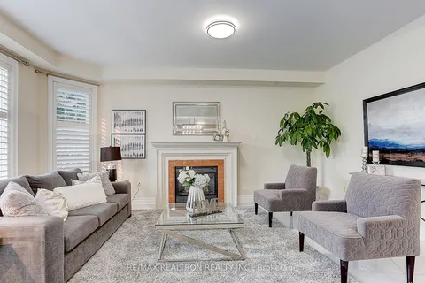 32 Dimarino Dr, Vaughan, ON L6A 0E8