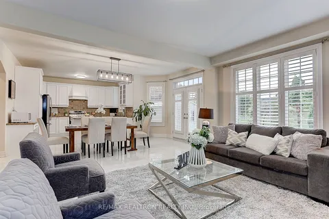 32 Dimarino Dr, Vaughan, ON L6A 0E8