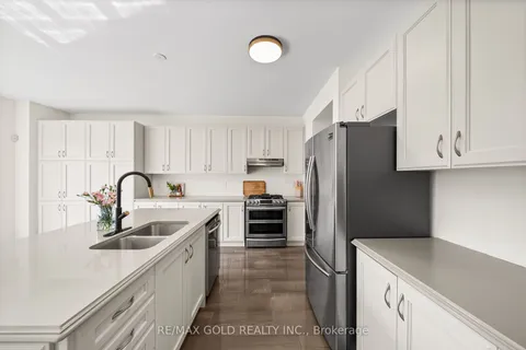 31 Streamside St, Vaughan, ON L4H 4V3