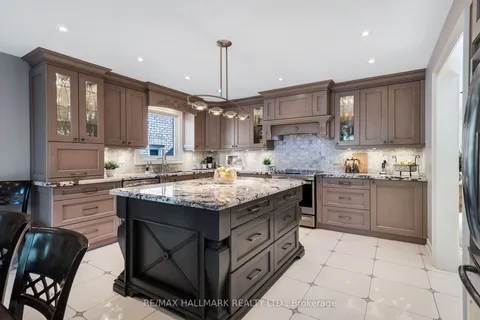 182 Clover Leaf St, Vaughan, ON L4L 5H7