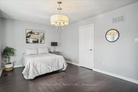 239 Sawmill Valley Dr, Newmarket, ON L3X 2W4