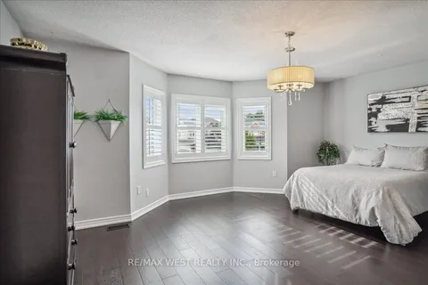 239 Sawmill Valley Dr, Newmarket, ON L3X 2W4