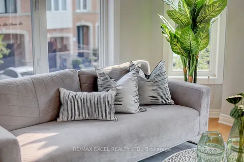 2 Henry Peters Lane, Vaughan, ON L4L 0A7