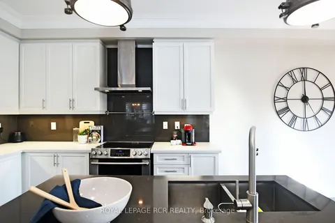 5 Sundew Lane, Richmond Hill, ON L4E 1C3