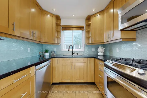 51 Dersingham Cres, Markham, ON L3T 4E9