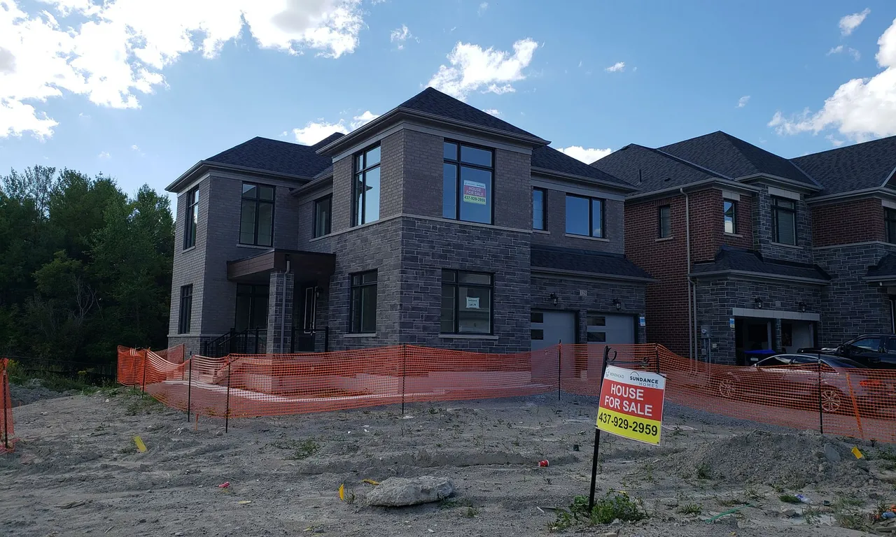129 Wraggs Rd, Bradford West Gwillimbury, ON L3Z 4N2