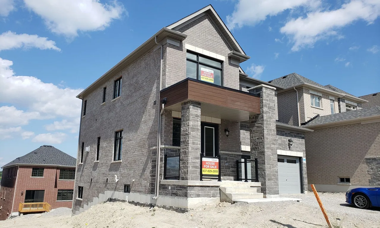 18 Hearn St, Bradford West Gwillimbury, ON L3Z 4N9