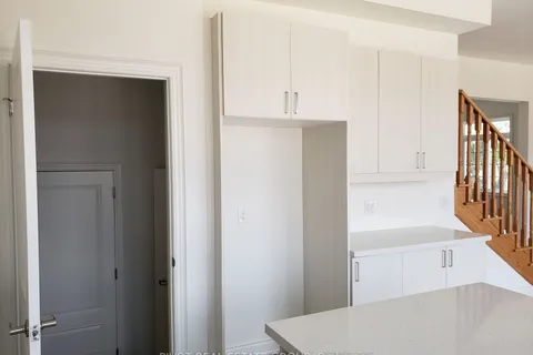 18 Hearn St, Bradford West Gwillimbury, ON L3Z 4N9