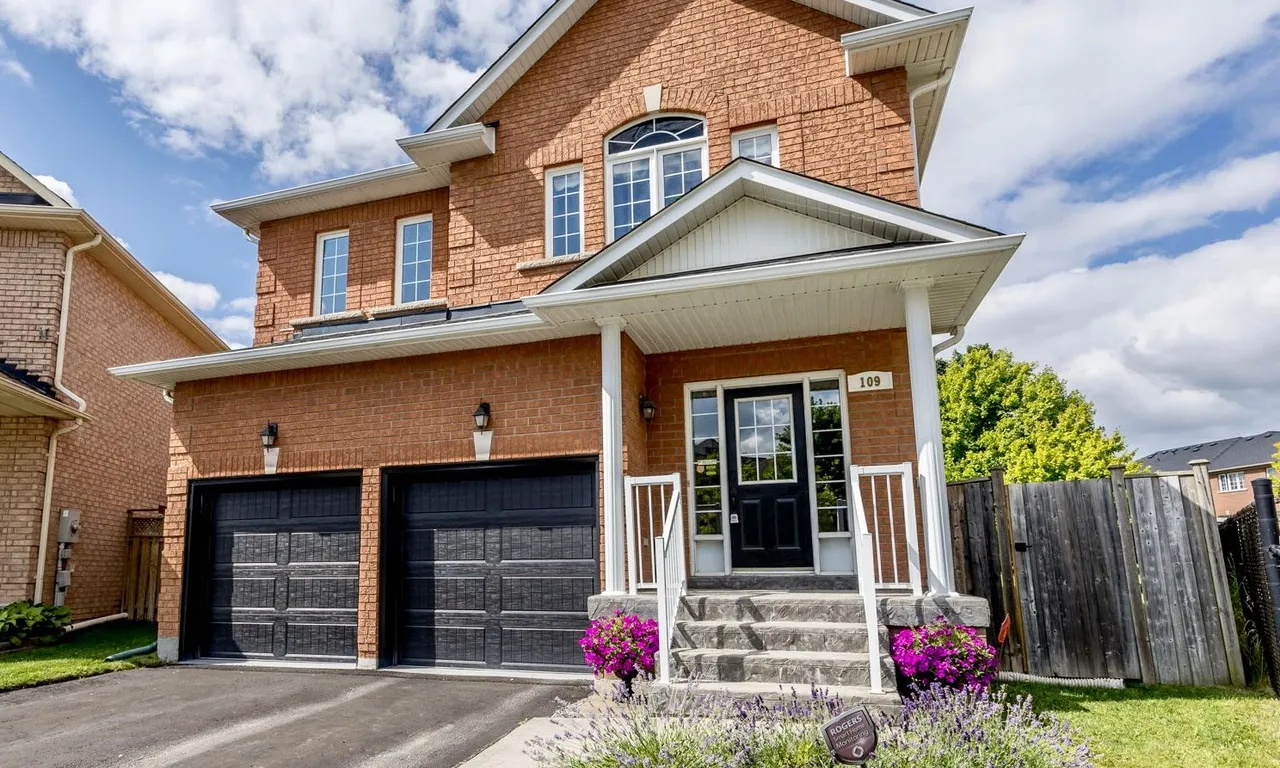 109 Woodbury Cres, Newmarket, ON L3X 2T3