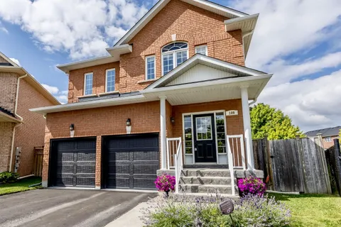 109 Woodbury Cres, Newmarket, ON L3X 2T3