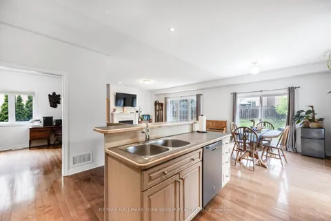 109 Woodbury Cres, Newmarket, ON L3X 2T3