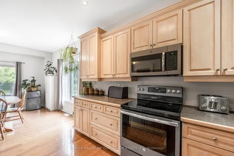 109 Woodbury Cres, Newmarket, ON L3X 2T3