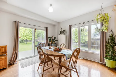109 Woodbury Cres, Newmarket, ON L3X 2T3