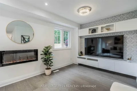 28 Valhalla Crt, Aurora, ON L4G 5W3