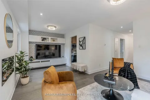 28 Valhalla Crt, Aurora, ON L4G 5W3