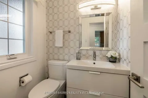 28 Valhalla Crt, Aurora, ON L4G 5W3