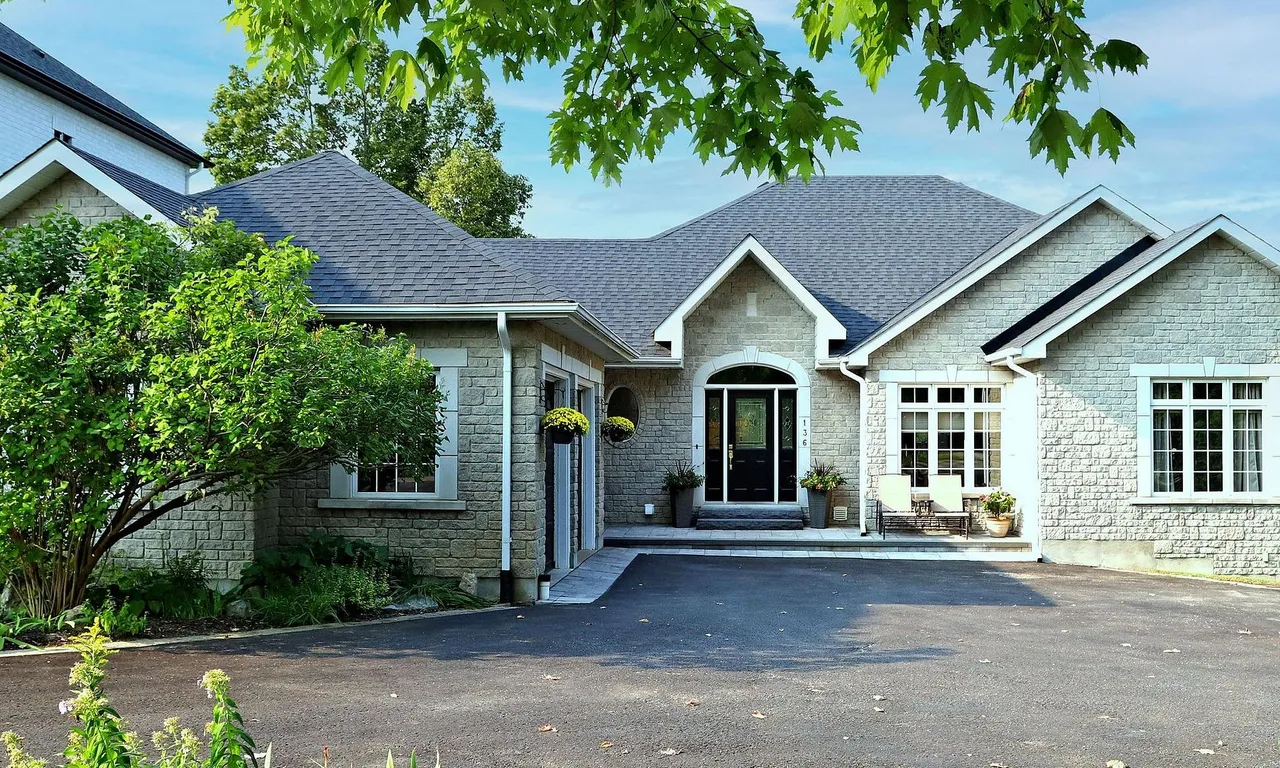 136 Snively St, Richmond Hill, ON L4E 3E8