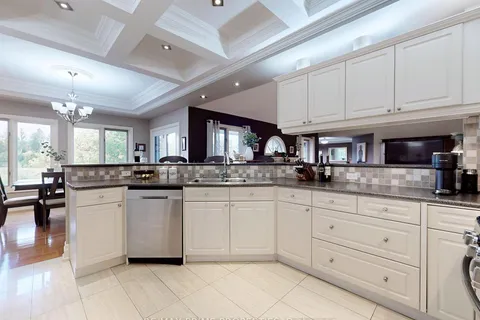 136 Snively St, Richmond Hill, ON L4E 3E8