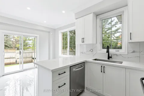 72 Perivale Gdns, Aurora, ON L4G 7P8