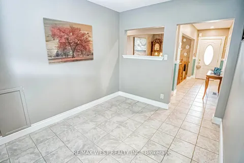 204 Simcoe Rd, Bradford West Gwillimbury, ON L3Z 1Y9