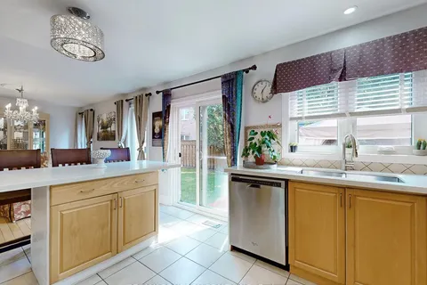 21 Watkins Glen Cres, Aurora, ON L4G 7P3