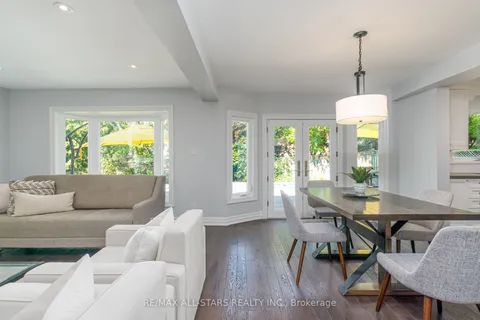 2 Harpers Croft, Markham, ON L3R 6L1