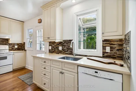 771 Queen St, Newmarket, ON L3Y 2J4