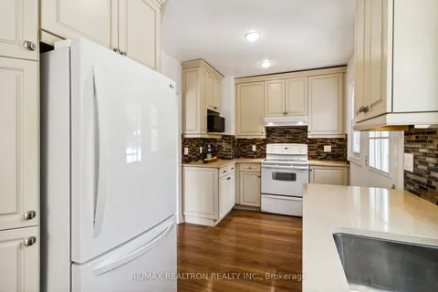 771 Queen St, Newmarket, ON L3Y 2J4