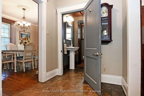 111 Edward St, Aurora, ON L4G 1W1