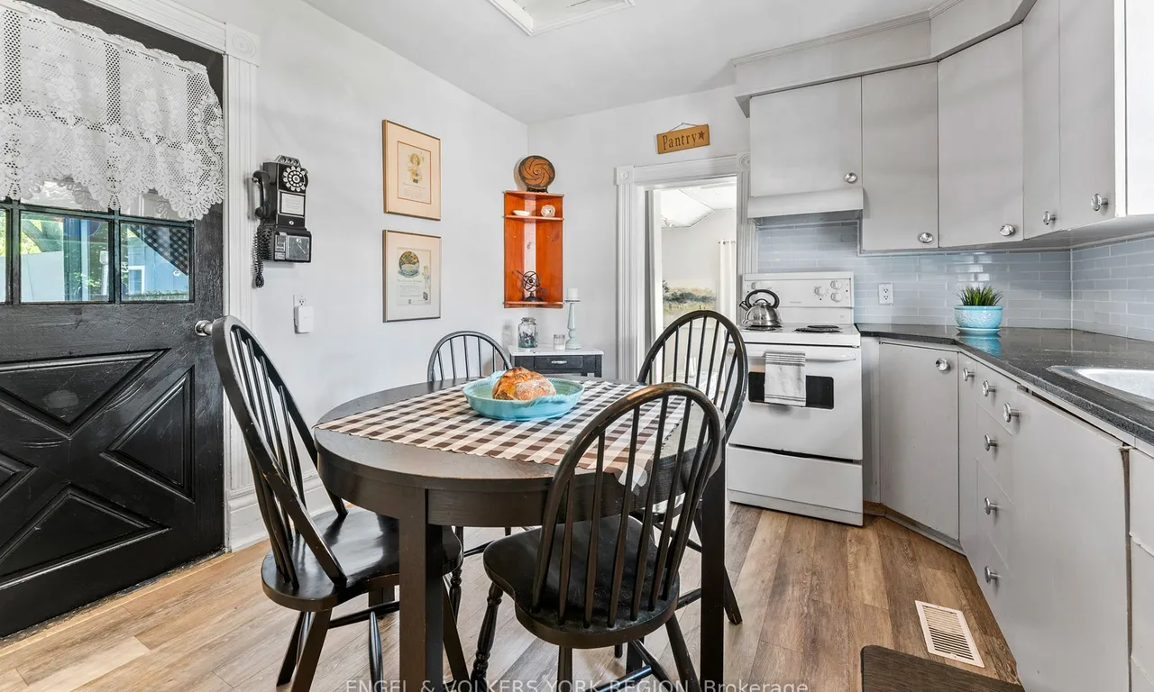 Detached interior view at 19180 Centre St East Gwillimbury